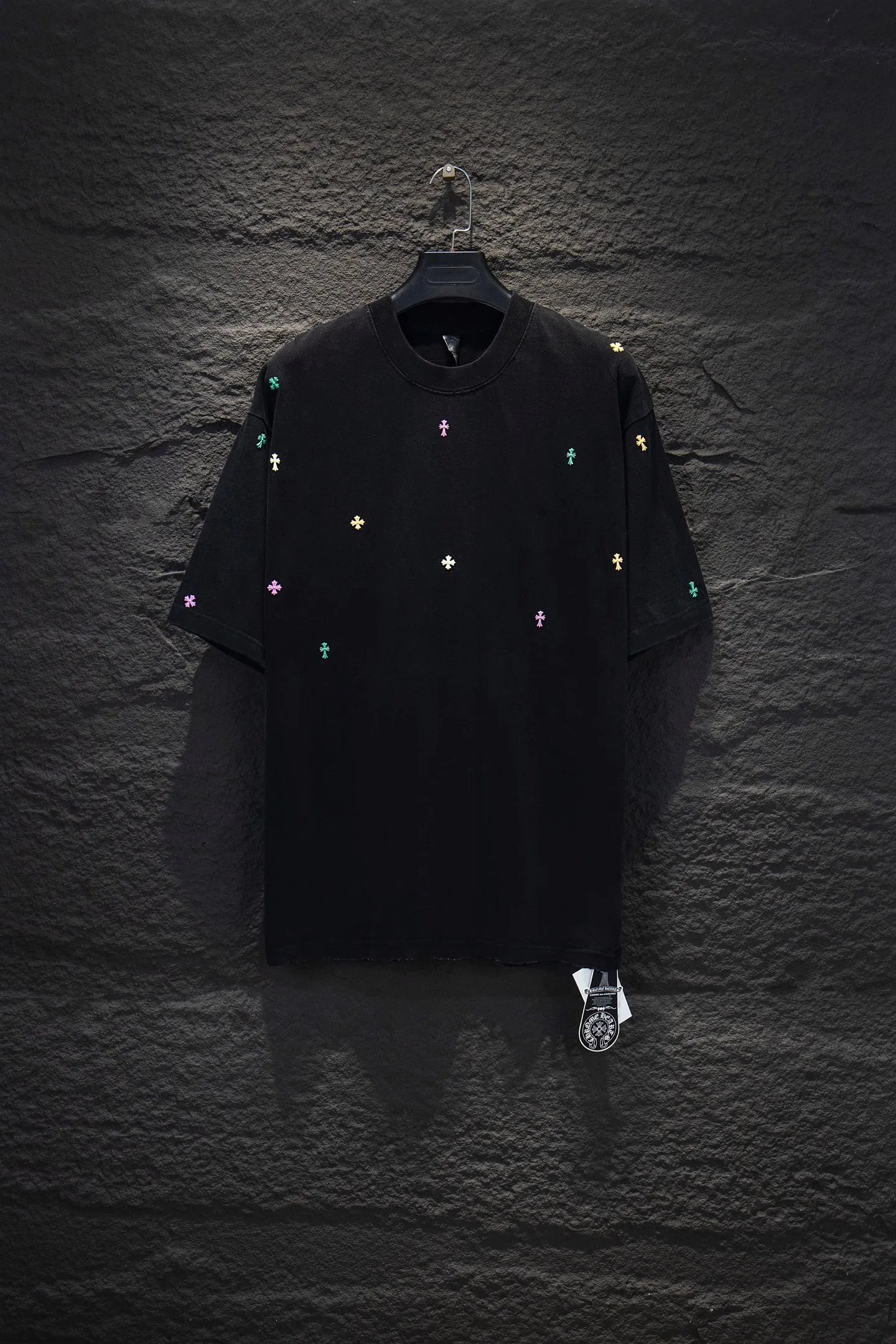 P180 🆕Chrome Hearts os version is really charming and Chrome Hearts is really a must-have. Each season's new version is made to the extreme. It is very practical and can be worn casually. Nice✔️ - ⚠️100% cotton. It is made of 32-count double yarn, 260-gram weight fabric and imported knitted carded cotton. It has moderate thickness, drape and contour, and the upper body is comfortable! ! It is very tolerant to fat body types and can instantly lose five pounds after wearing it!  Front panel #Back panel Neckline Bronzing elements# Imported hardware heavy craftsmanship and imported accessories. The body is washed, worn, sandblasted and frayed, and handmade elements are added to greatly increase the interest of the clothing; unique visual effects. The special fraying effect creates a unique distressed effect. The addition of handmade elements to the body greatly increases the interest of the clothing; it has a unique visual effect. After special fraying effect treatment, a unique distressed effect is formed. An irregular hem is added to the version. This year, Crow Heart is focusing on the version. In the past two years, the oversize version has become the focus of the trend. It has also been a popular staple in the past two years. The change of designers has made this brand an instant hit. The progressive fashion of the times also needs the blood impact of fresh elements and trendy designs in order to continue its glory! It’s stylish both inside and outside, a must-have for high street travel! An absolute "eye-catching style" that can match couples 💏 Color: washed black, sandblasted white Size: S M L XL